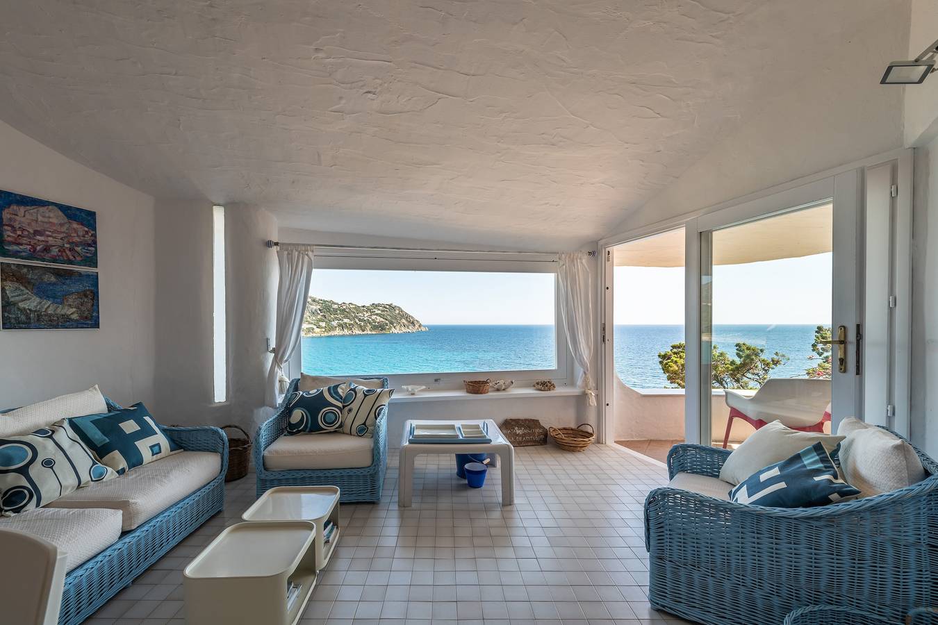 Villa fronte mare "Bianca" a Torre delle Stelle, piscina riscaldata, A/C, Wi-Fi, parcheggio in Geremeas, Torre delle Stelle