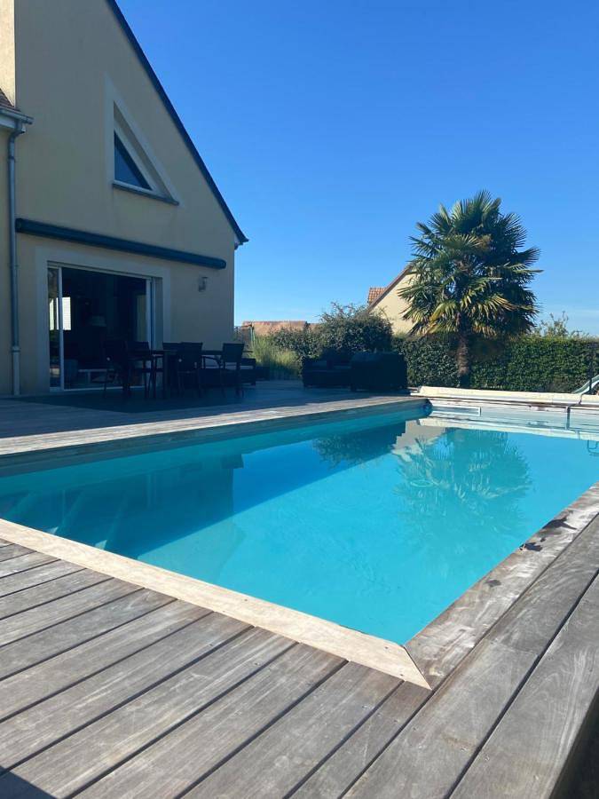Location de vacances pour 8 personnes, avec Terrasse et Piscine à Brette-les-Pins