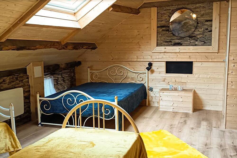 Village house, sleeps 6, quiet location in Curan, Aveyron