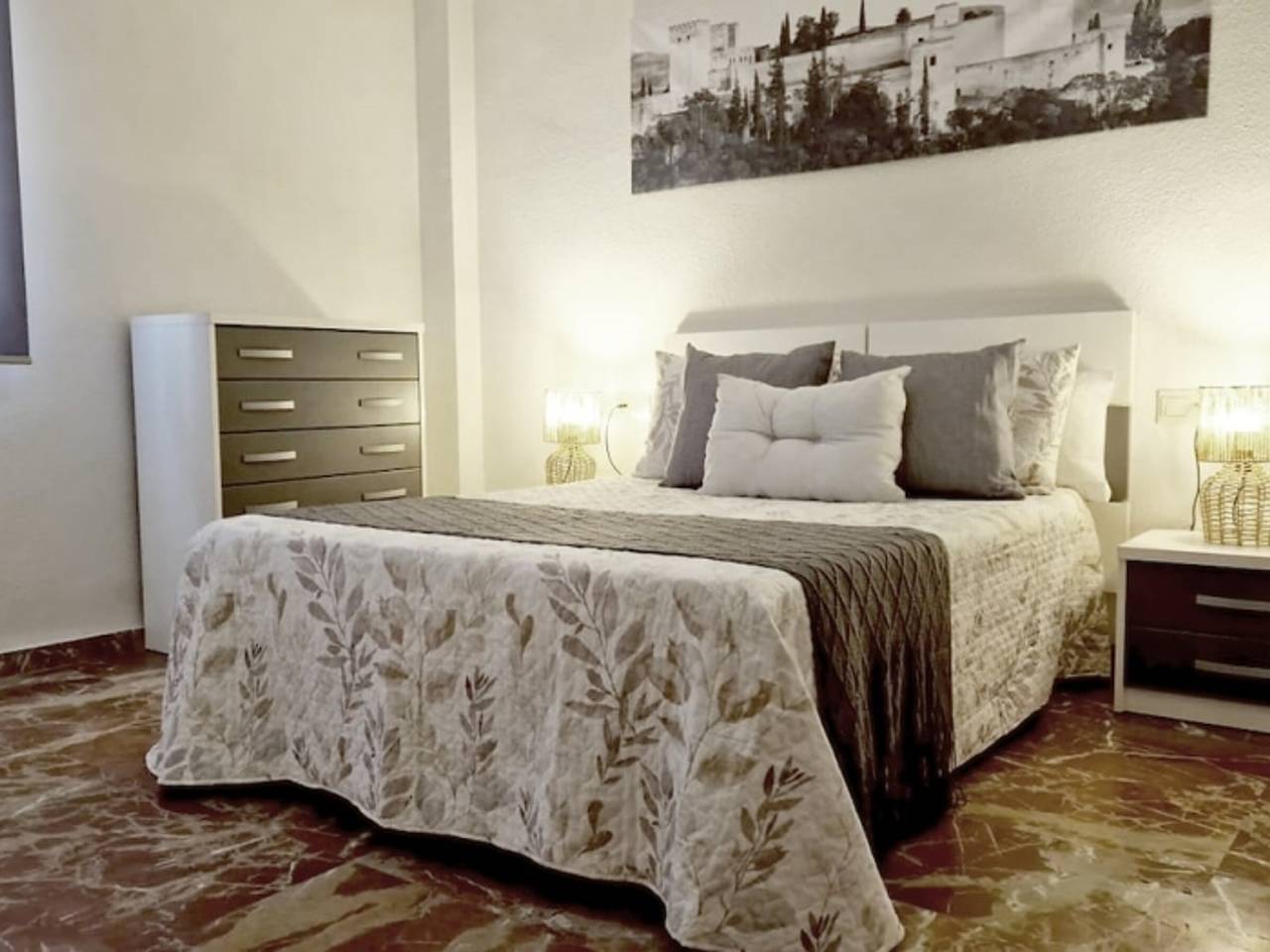 Entire apartment, Spacious apartment in city center in Granada, Granada Province