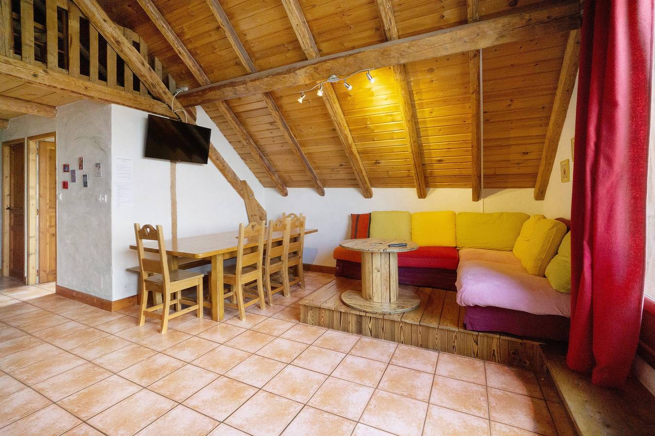 Ganze Wohnung, Ferienwohnung 'Les Combles' mit Bergblick, privater Terrasse und Wi-Fi in Albiez-Montrond, Region Saint-Jean-de-Maurienne