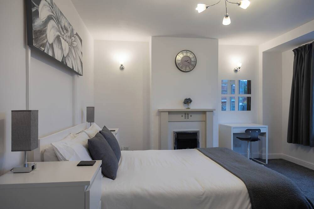 Hereford - Raven House - 4 Bedroom House West of City with Parking - Sleeps 7 in Hereford, Herefordshire