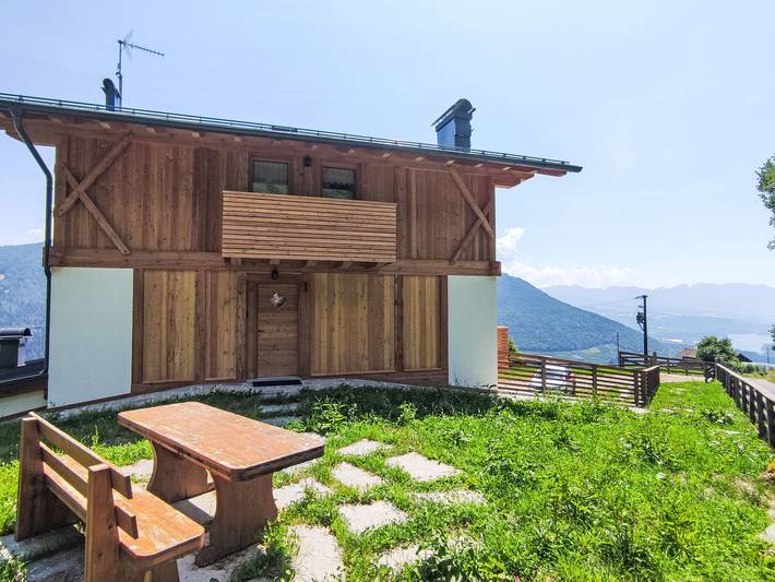 Appartamento per 8 persone, con vista lago e panorama nonché terrazza e giardino in Val di Non
