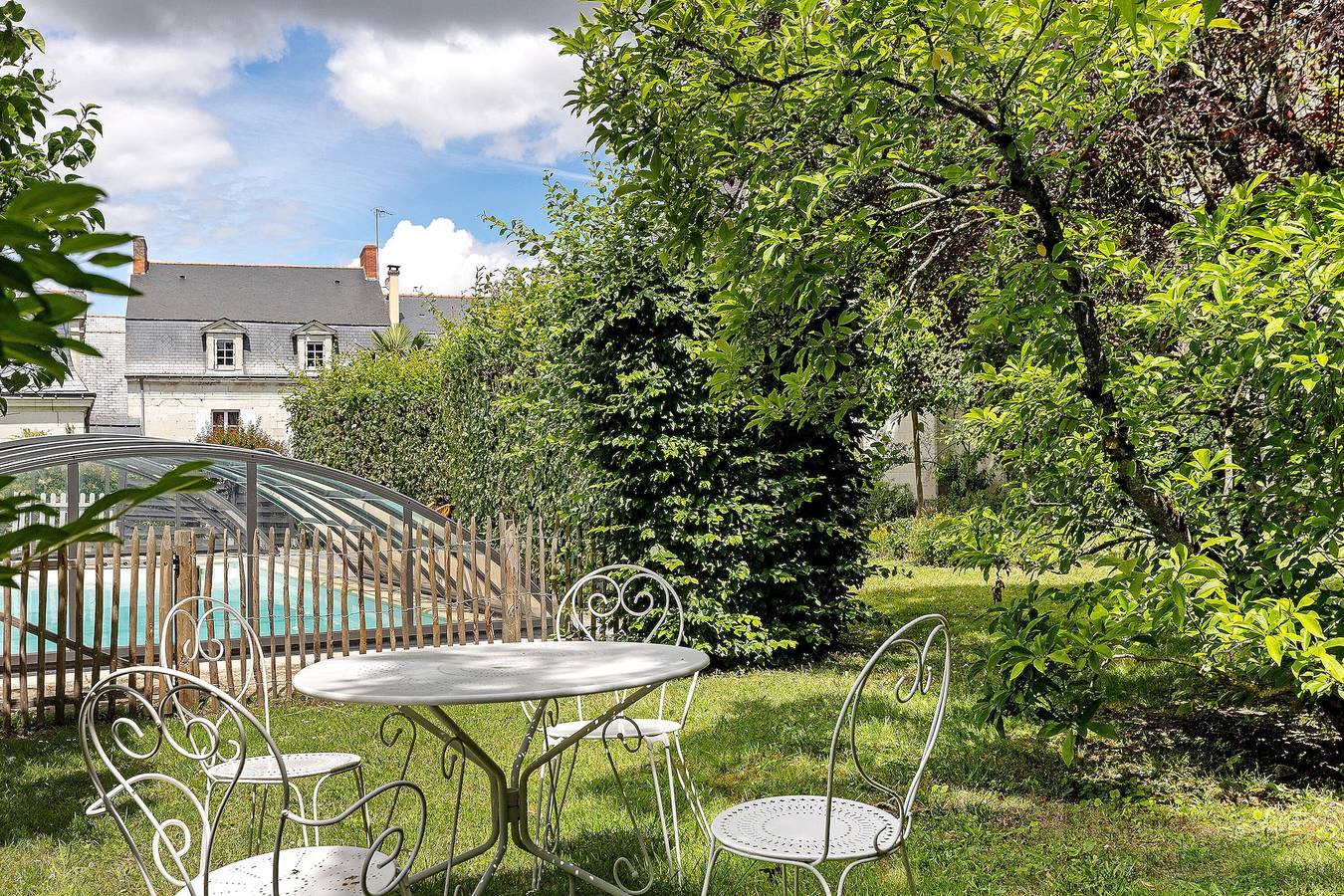 Chambre d’hôtes Empereur avec piscine partagée, terrasse commune et Wi-Fi in Beaufort-en-Vallée, Région d'Angers