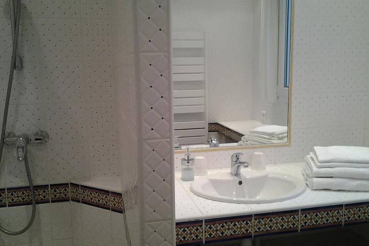 Apartamento entero, 2 apartments in a beautiful, quiet property between vineyards and the sea. Large swimming pool in Les Arcs (Var), Region de Draguignan