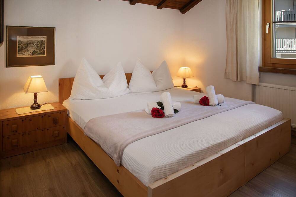 Ganze Wohnung, Herrliche Wohnung für 4 Gäste mit Pool,  W-Lan, Tv, Balkon und Panoramablick in Falera, Flims Laax Falera