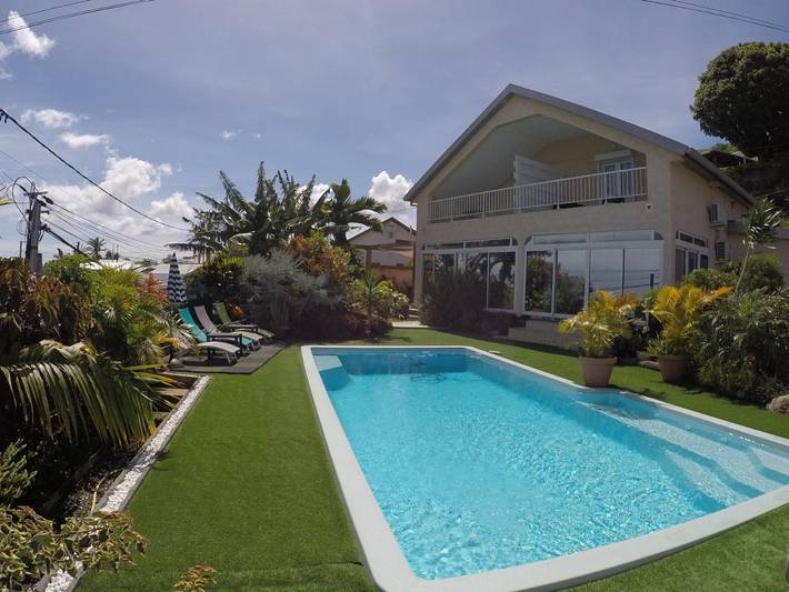 Location de vacances pour 2 personnes, avec terrasse ainsi que piscine et jardin dans Sainte-Clotilde - 4