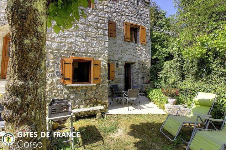 Gîte pour 2 personnes, avec Terrasse ainsi que Jardin et Vue à Levie