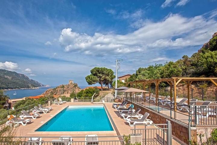 Hôtel pour 3 personnes, avec Terrasse ainsi que Jardin et Piscine