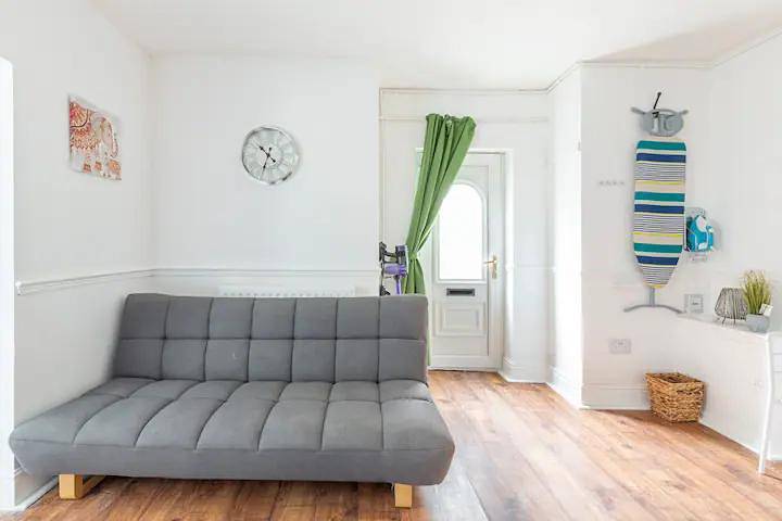 Entire holiday apartment, Cheerful Maisonette in the heart of Orrell Park in Liverpool, Merseyside