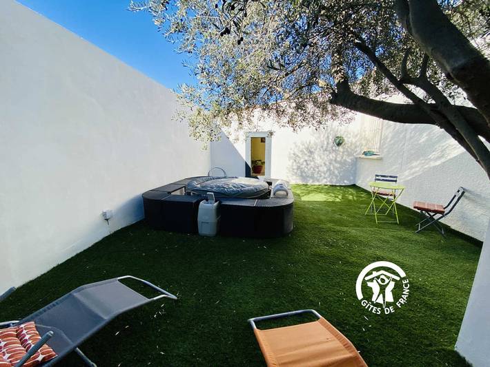 Gîte pour 2 personnes, avec terrasse ainsi que sauna et jacuzzi, animaux acceptés à Peyriac-de-Mer - 2