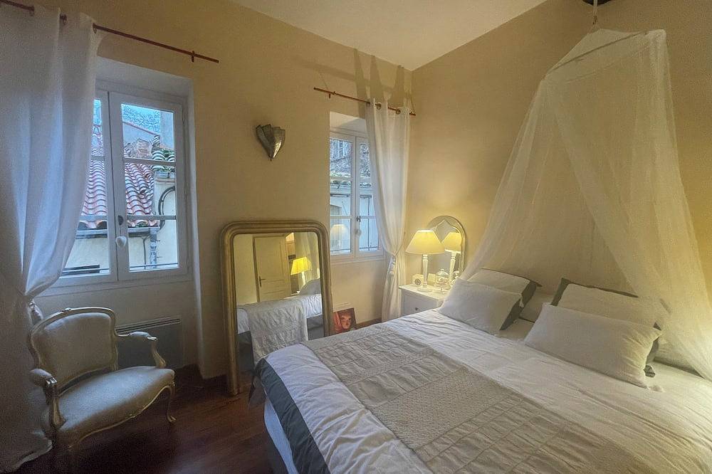 Appartement entier, Magnifique  appartement donnant accès direct  sur la place des 9 jets à Ceret. in Céret, Côte méditerranéenne (France)
