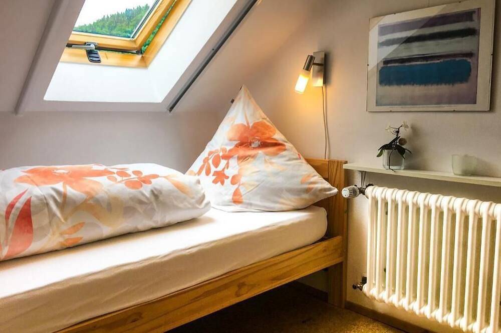 Ganze Wohnung, Wohlfühl-Dachgeschosswohnung mit Terrasse, Whirlpool, Kamin - Wohnung B in Neuenweg, Kleines Wiesental