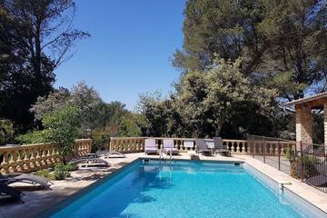 Gîte pour 2 personnes, avec piscine ainsi que terrasse et jardin, animaux acceptés à Grans