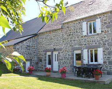 Gîte pour 6 personnes, avec jardin et terrasse à Rochefort-Montagne