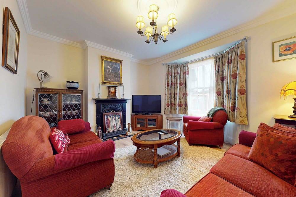 Ganze Wohnung, Chic 2Br w/ Private Backyard - Near Loughton Tube in Loughton, Essex
