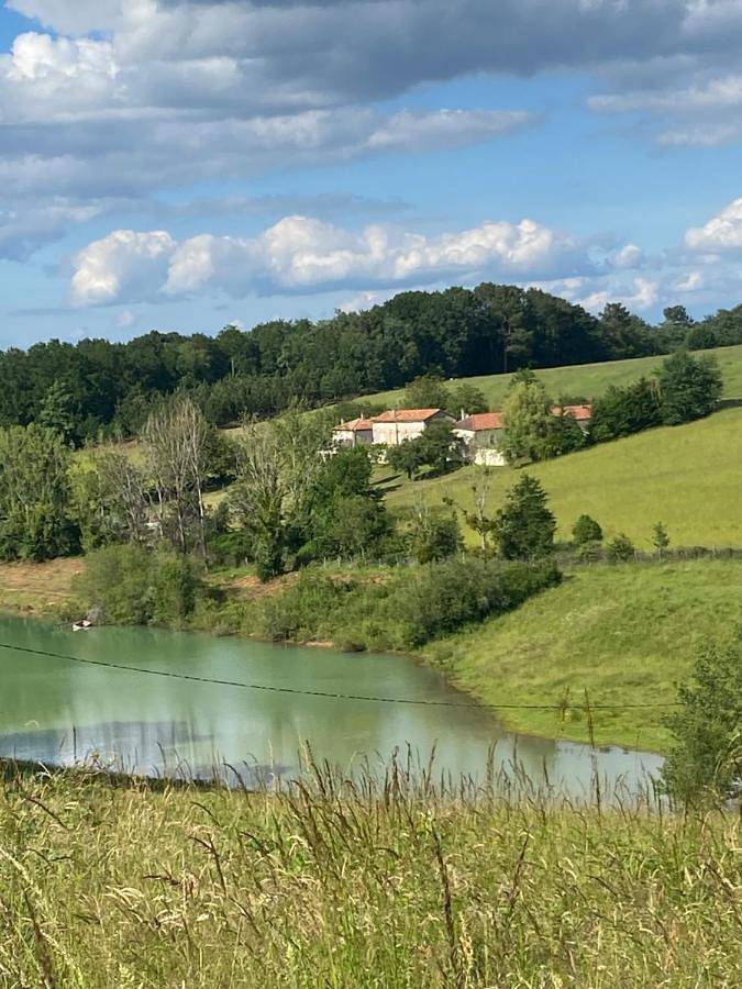 Location de vacances pour 4 personnes, avec vue et jardin ainsi que vue sur le lac et piscine à Notre-Dame-de-Sanilhac - 2