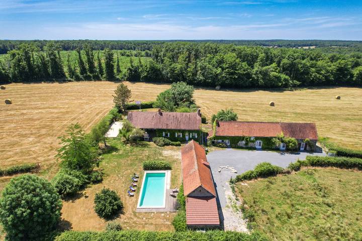 Vakantiehuis voor 42 personen, with tuin and terras as well as zwembad in Nièvre
