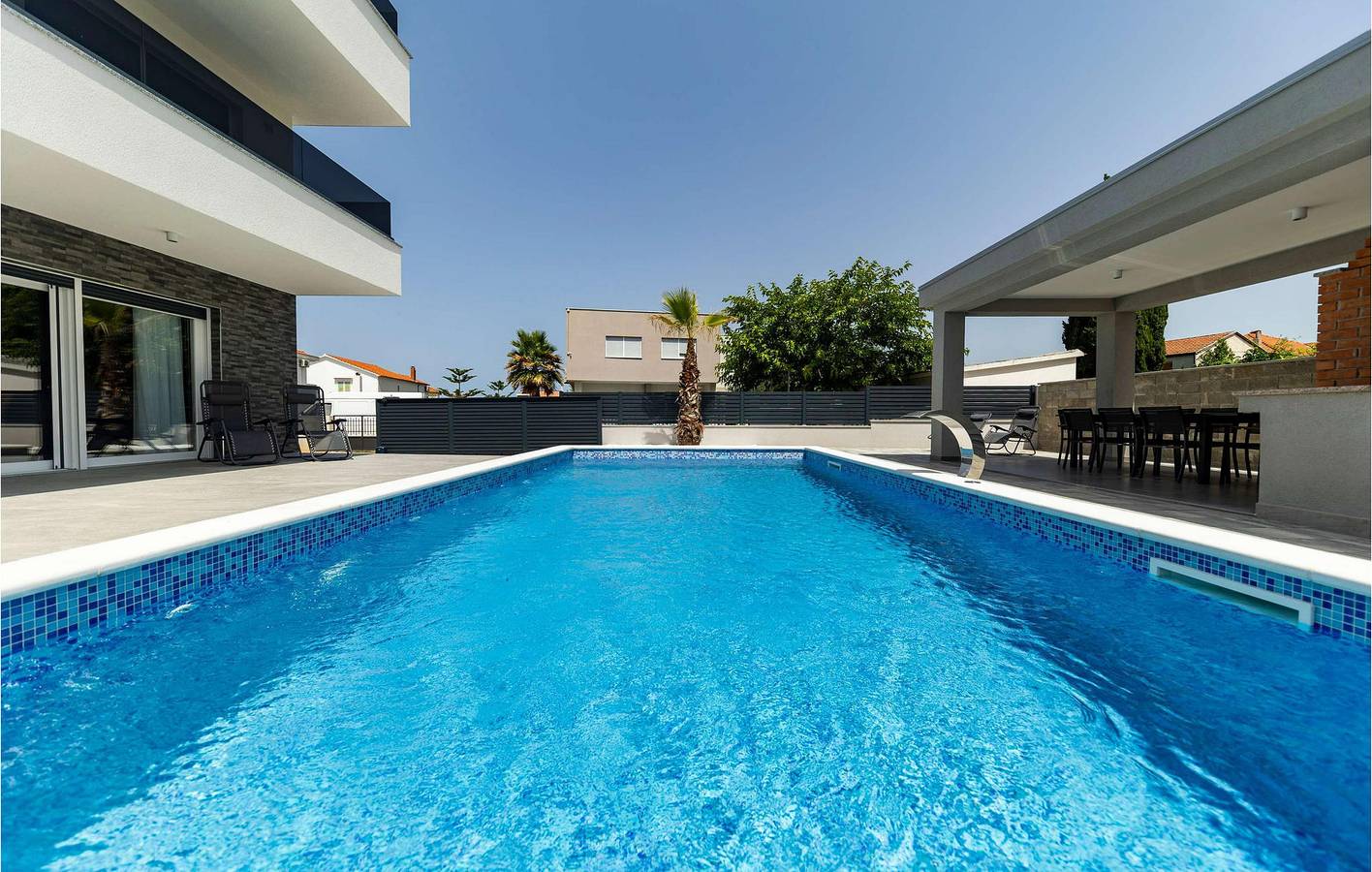 Geräumige Ferienwohnung mit Pool, 400 m vom Strand „Dječji raj“ entfernt in Sukosan, Zadar