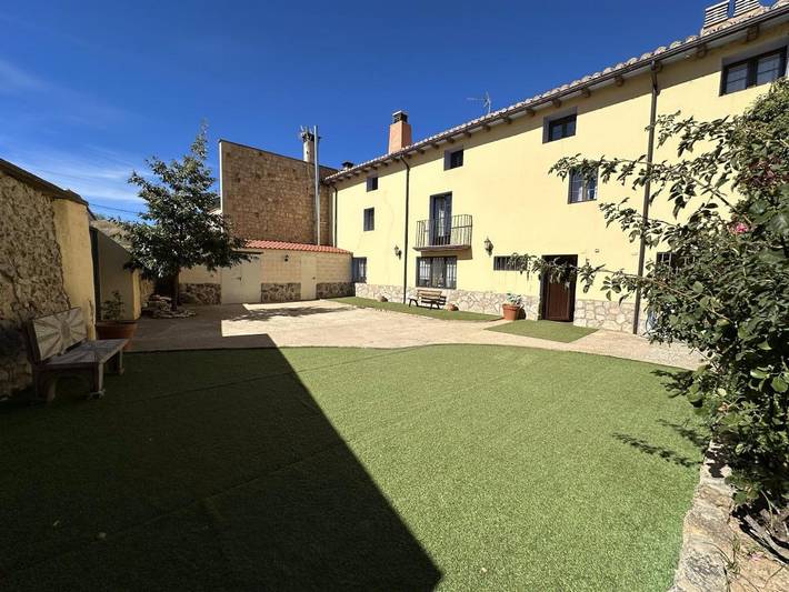 Casa rural para 15 personas, con Balcón además de Terraza y Jardín en Suellacabras
