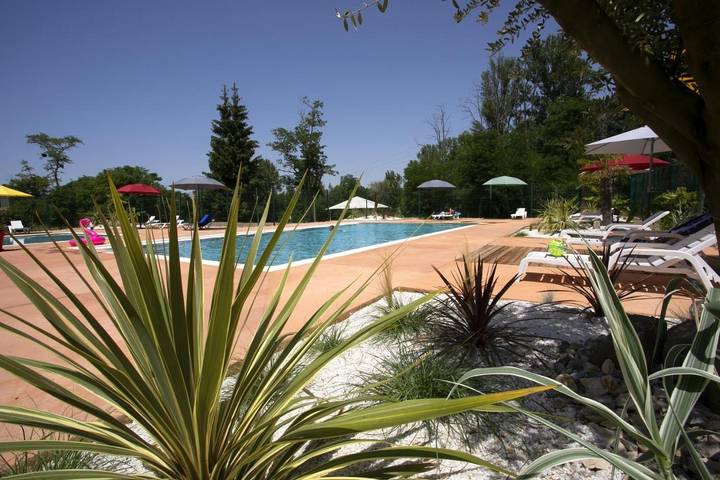 Parc de vacances pour 4 personnes, avec piscine ainsi que terrasse et vue, animaux acceptés dans le Sud de la France