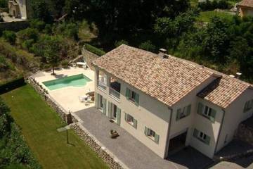 Location de vacances pour 14 personnes, avec jardin et terrasse, animaux acceptés à Chambonas