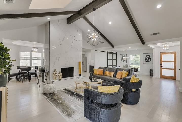 Vacation house for 12 people, with yard and pool as well as balcony, with pets in Dallas