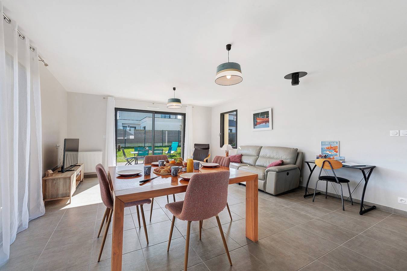 Holiday Home Ty Cath – By the Sea, Terrace, Garden and Wi-Fi in Guissény, Brest region