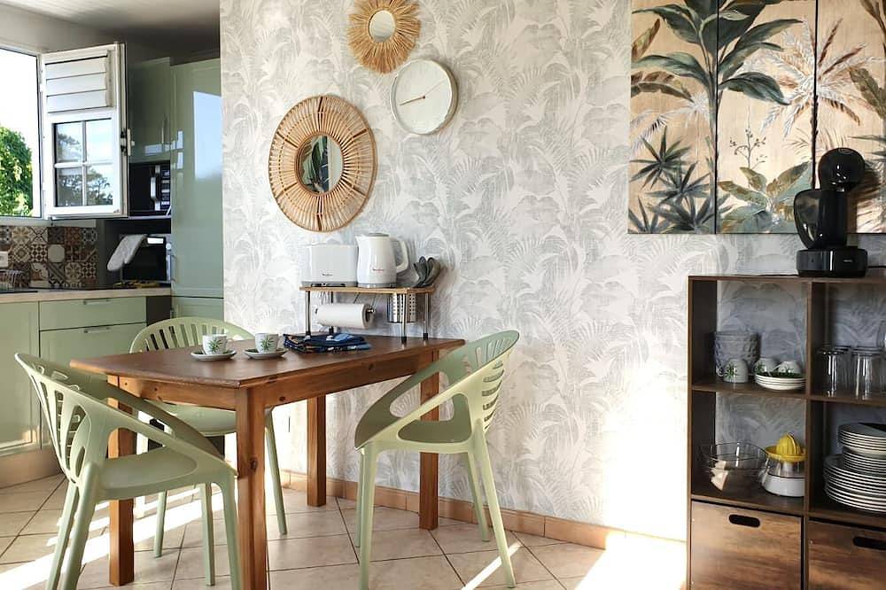 Entire apartment, Pomme Cannelle, un paisible T2Bis idéalement situé à 100 mètres de la plage 🌴 in Le Diamant, Martinique