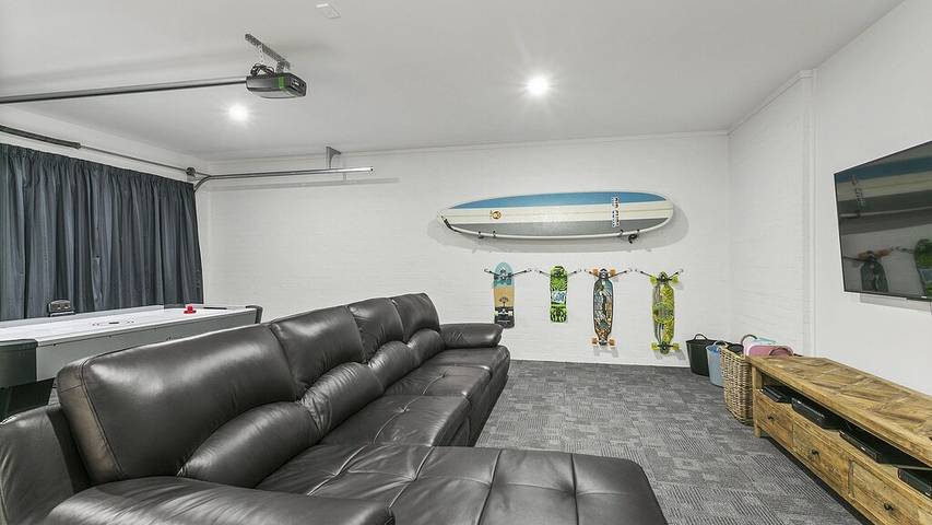 Holiday home for 10 people, with balcony and hot tub in Ocean Grove (Victoria)