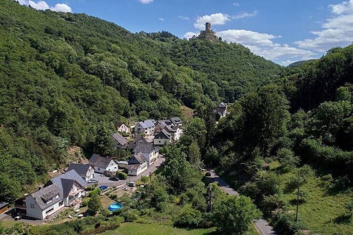 Ferienhaus für 4 Personen, mit Terrasse an der Burg Eltz