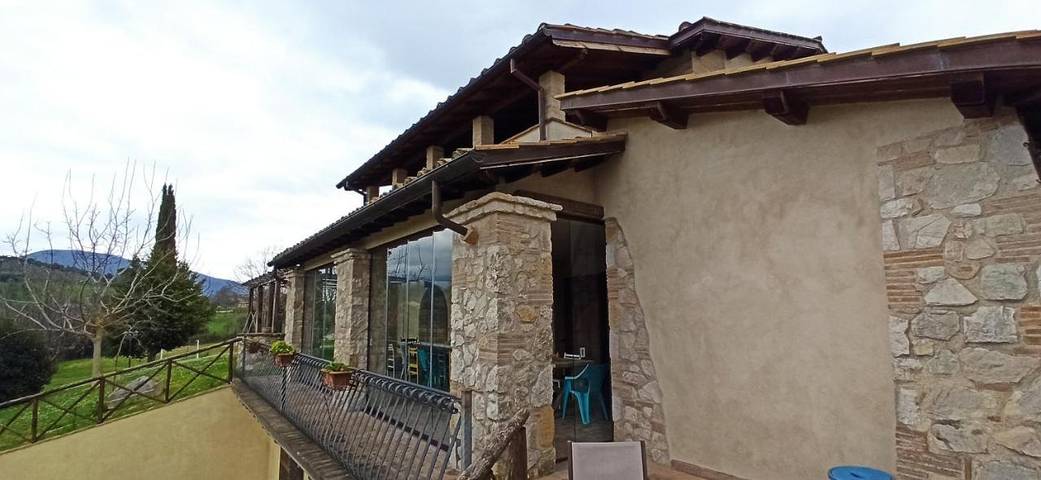 Location de vacances pour 9 personnes, avec vue ainsi que jardin et piscine à Calvi dell'Umbria - 2