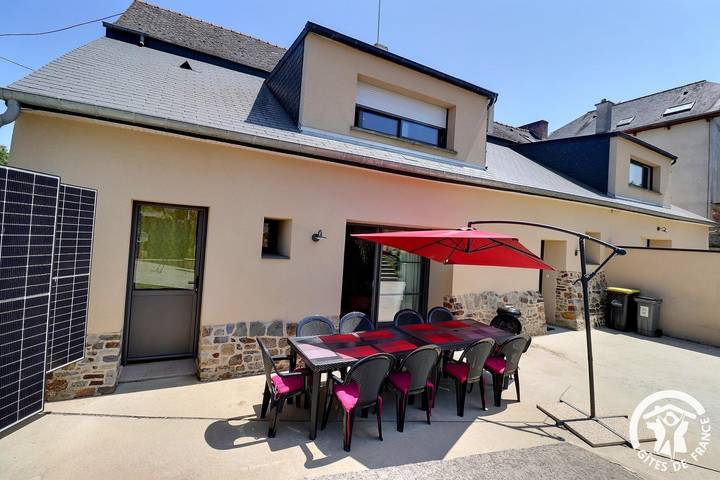 Gîte pour 9 personnes, avec Terrasse ainsi que Jardin et Vue à Montreuil-sur-Ille