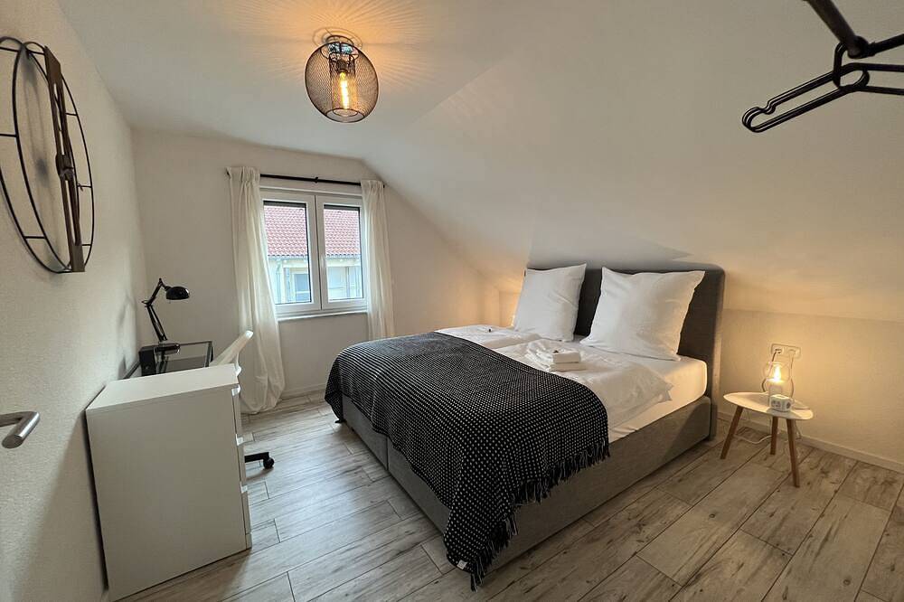 Ganze Wohnung, Blackncozy - Design Appartement mit Boxspringbett und Balkon in Lörrach, Südschwarzwald