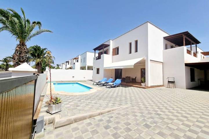 Apartamento para 6 personas, con piscina además de balcón y jardín en Las Caletas