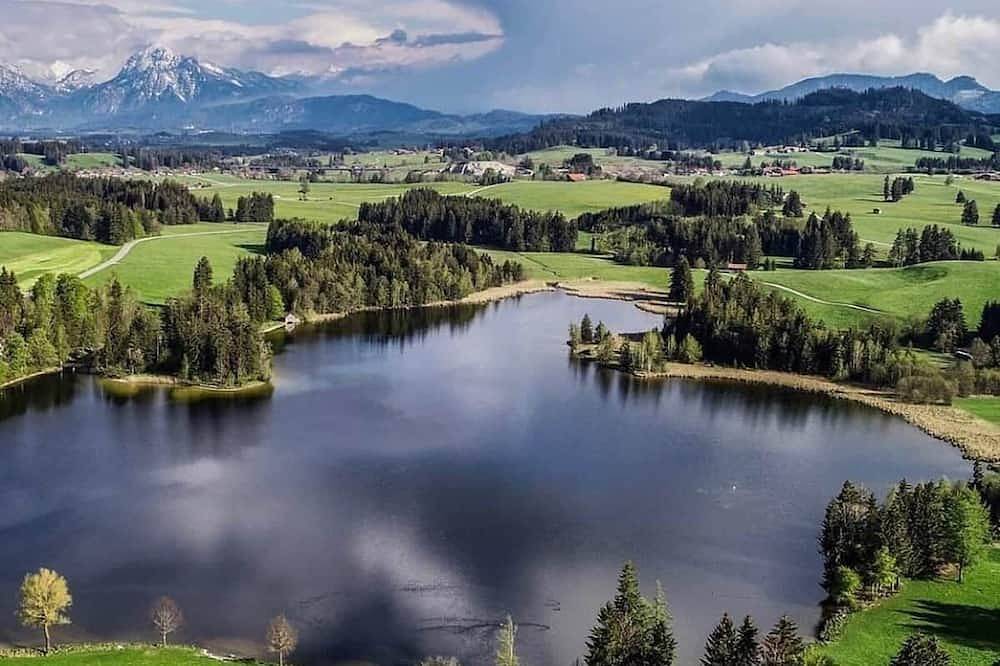 Ganze Wohnung, Direkt am See mit Bergblick in Strandbad Schwaltenweiher, Seeg