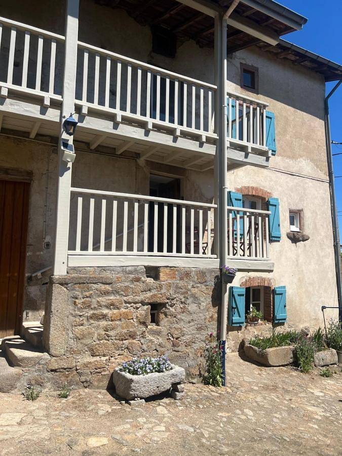 Appartement entier, One-Bedroom Apartment in Tours-sur-Meymont, Parc Naturel Régional Livradois-Forez