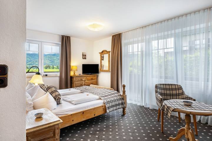 Zimmer Gästehaus Tanneck - Zimmer 4 mit Bergblick, geteilter Sauna & Hallenbad in Reit im Winkl, Bayerische Alpen