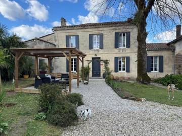Gîte pour 6 personnes, avec vue et jardin, adapté aux familles à Grézillac