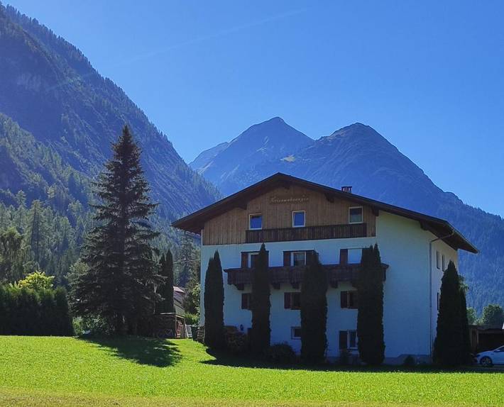 Ferienwohnung für 4 Personen, mit Balkon und Garten sowie Ausblick in Bach