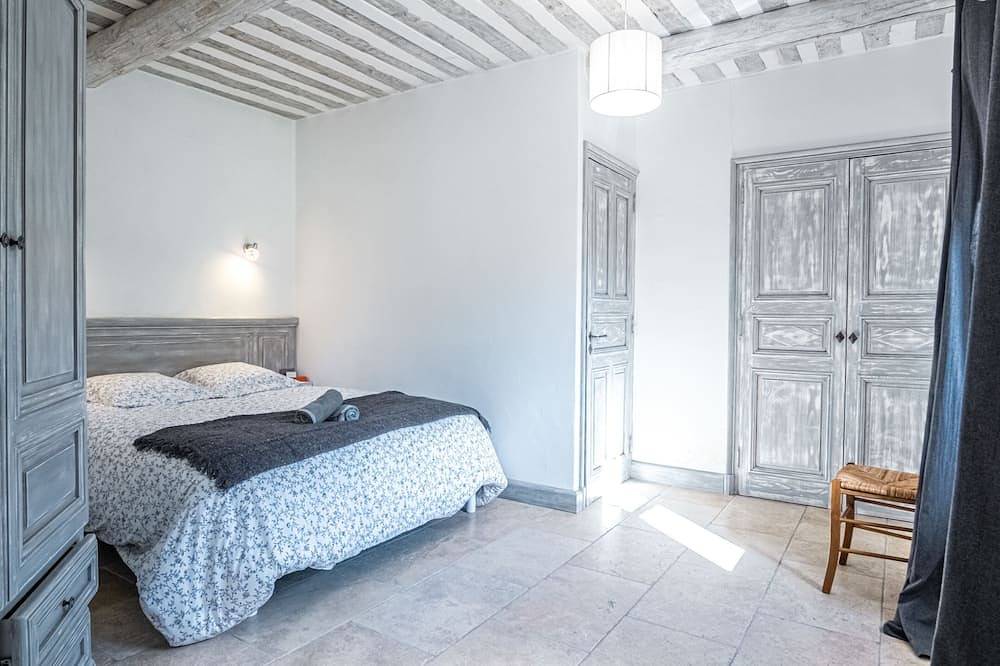 Gîte tout confort - jardin et piscine in Lagnes, Parc naturel régional du Luberon