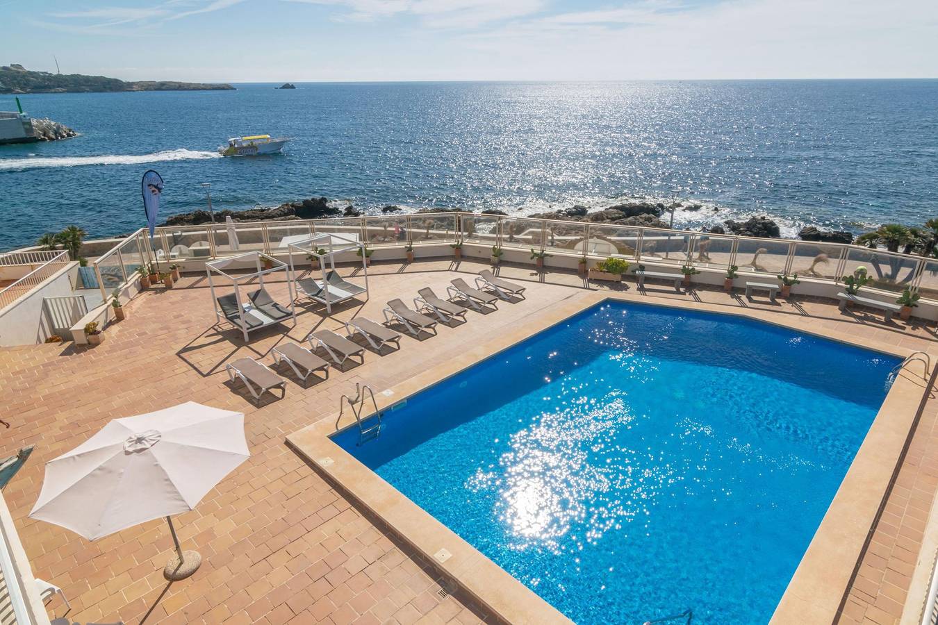 Entire apartment, Mar Blava - Cozy apartment with communal pool facing the sea, perfect for families with children. in Cala Ratjada, Capdepera