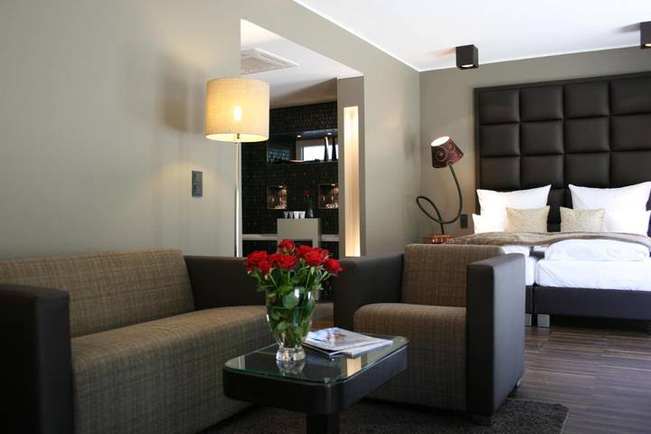 Hotel voor 3 personen, with Terras and Whirlpool as well as Tuin in Mönchengladbach