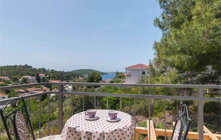 Gemütliche Ferienwohnung mit 2 Schlafzimmern, Pool und Terrasse, 400 m vom Zentrum von Maslinica entfernt in Maslinica, Solta