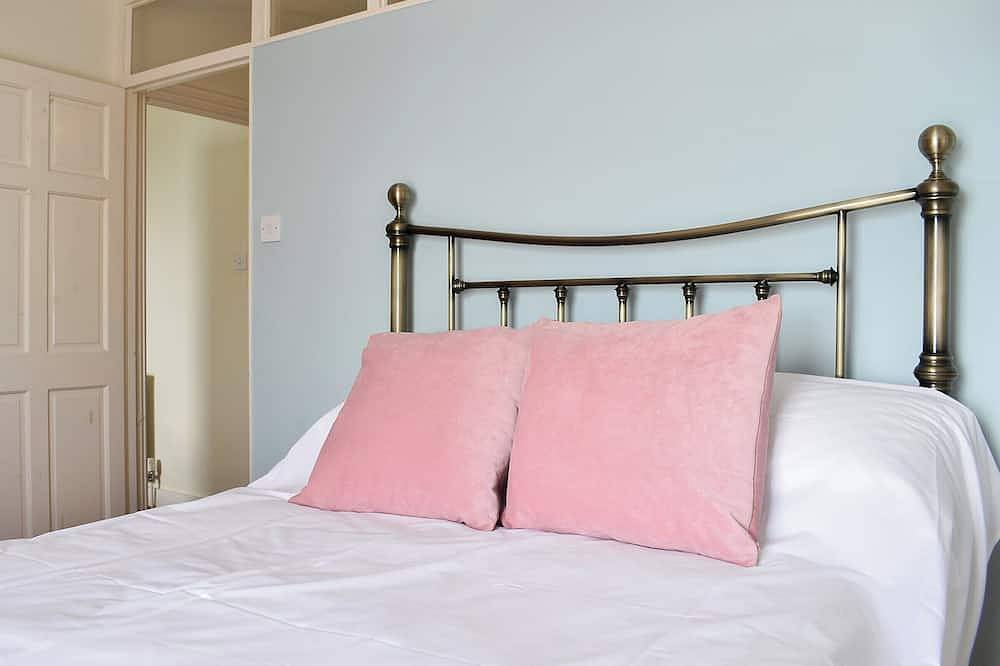2 bedroom accommodation in Ventnor in Ventnor, Isle of Wight