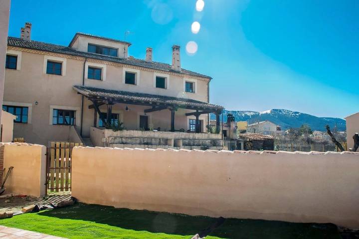 Hotel para 4 personas, con vistas además de jardín y terraza en Comarca de Sepúlveda - 3