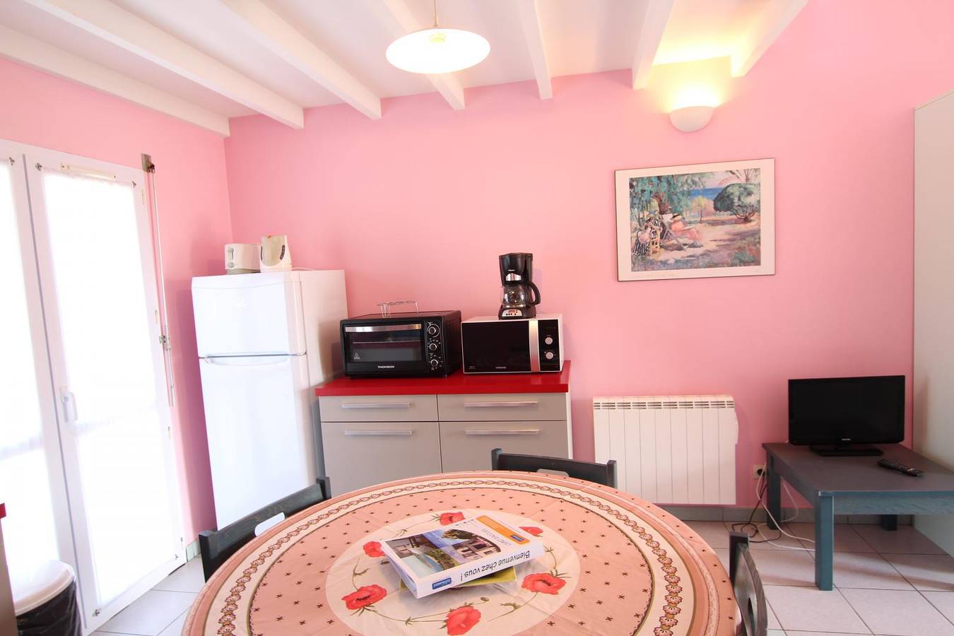 Charming Gite with Parking, Garden & TV - 1.5km to Plage du platé in Siouville-Hague, Côte de la Déroute