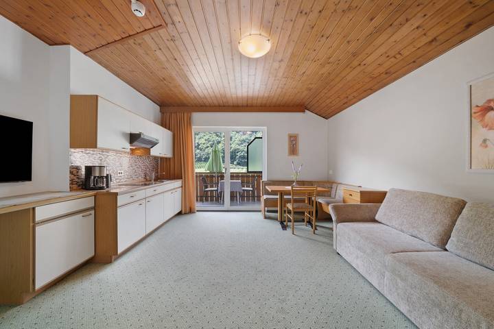 Ganze Wohnung, Ferienwohnung 'Rosalie 11' mit Bergblick, Gemeinschaftspool und Wi-Fi in Niederlana, Lana
