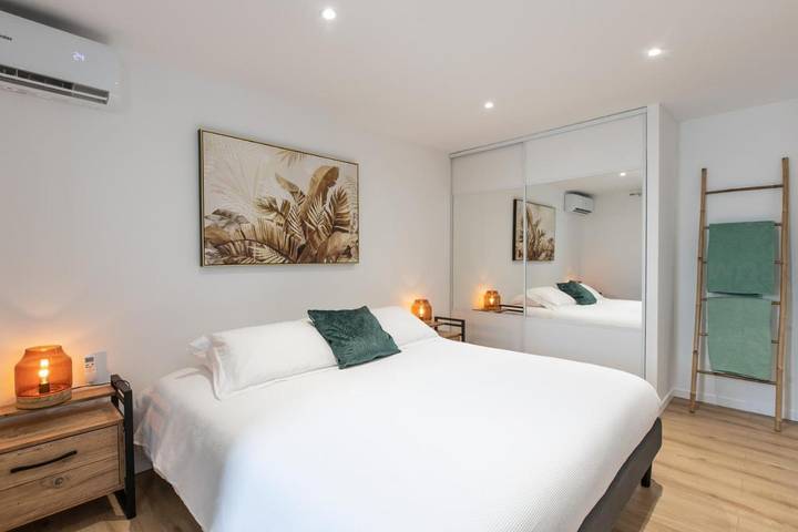 Gîte pour 2 personnes, avec piscine ainsi que vue et terrasse dans Nettlé Bay - 3