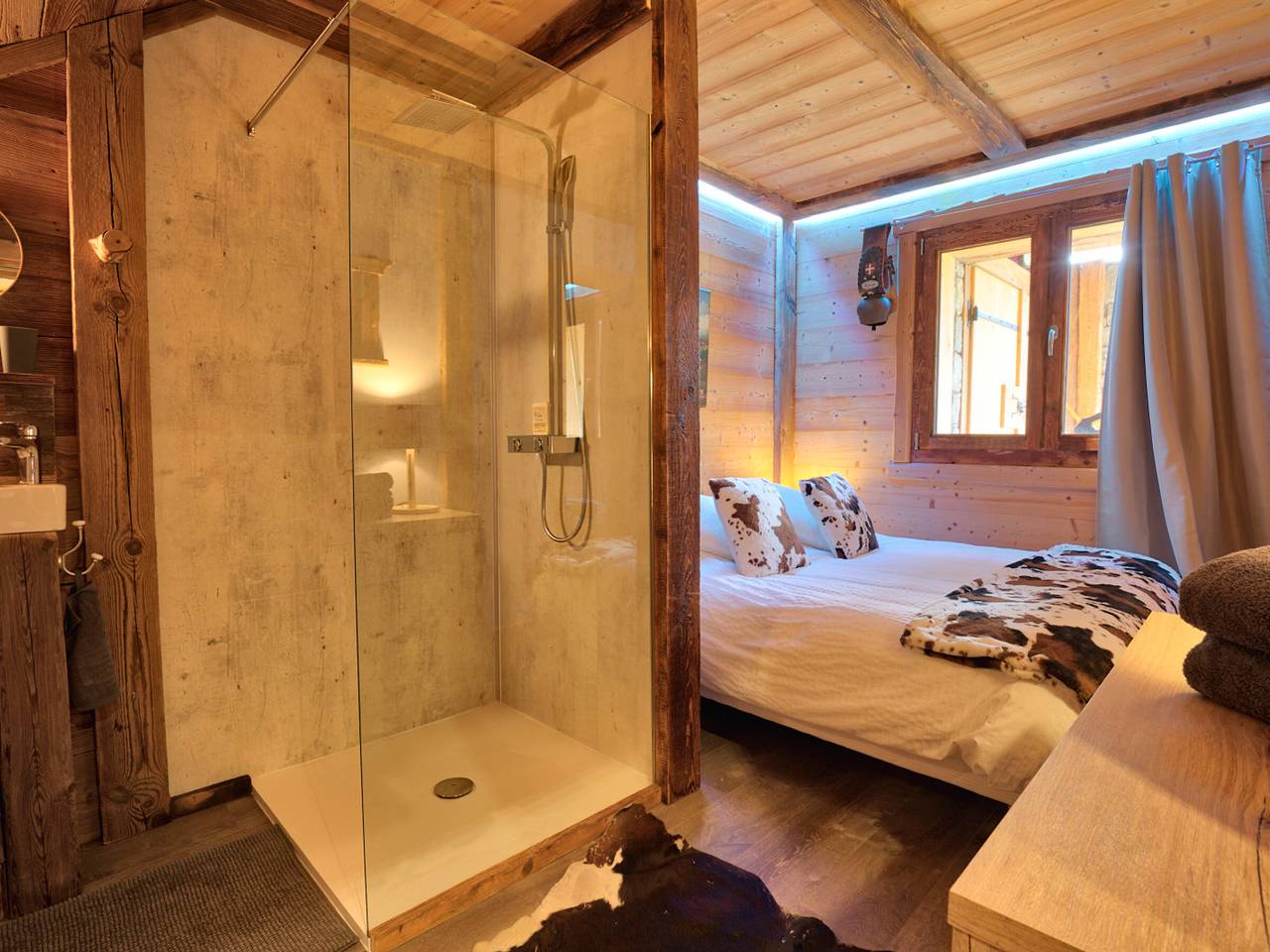 Entire apartment, Mountain comfort at ski slopes with terrace and parking in Notre-Dame-de-Bellecombe, Albertville region